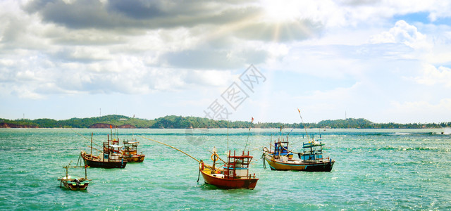 美丽的海景与渔船在水面上沙里兰卡在阴云的天空中明亮太阳宽阔照片图片