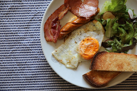 俯视图英式早餐煎蛋加培根香肠面包块图片