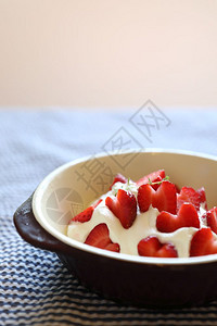 餐桌上草莓奶油甜点图片