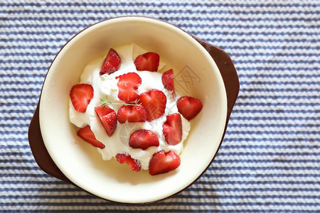 餐桌上草莓奶油甜点俯视图图片