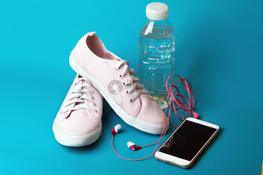 运动和健康生活方式的概念如何运行动鞋水智能手机和耳图片