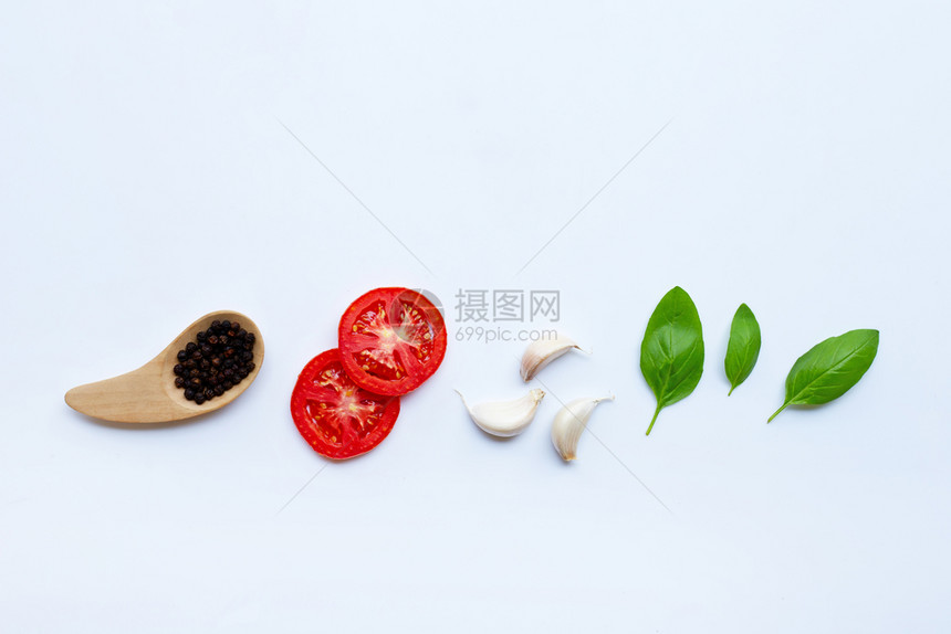 各种新鲜蔬菜和白色背景的草药健康饮食概念图片