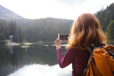 旅游女孩拍下山湖的合影喀尔巴阡山脉图片