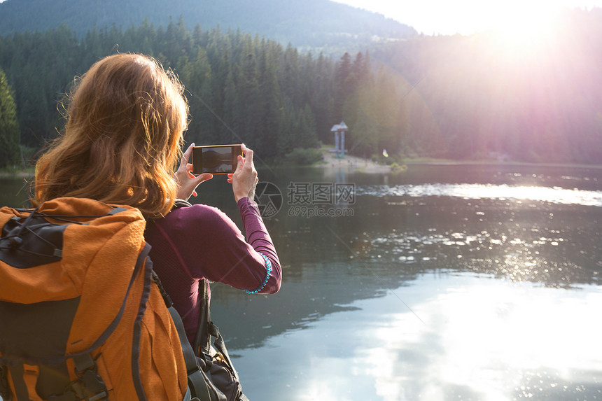 旅游女孩拍下山湖的合影喀尔巴阡山脉图片