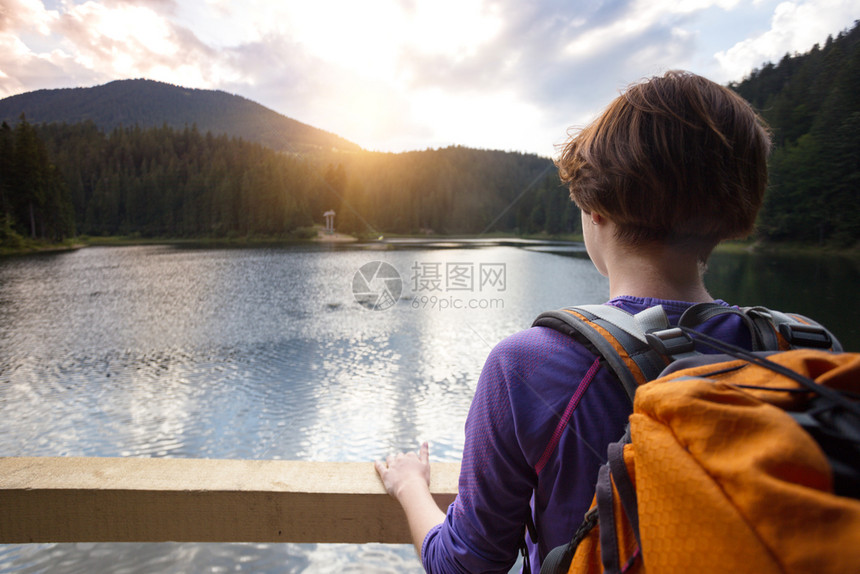 在一个山湖的旅游女孩与喀尔巴阡病乌拉茵图片