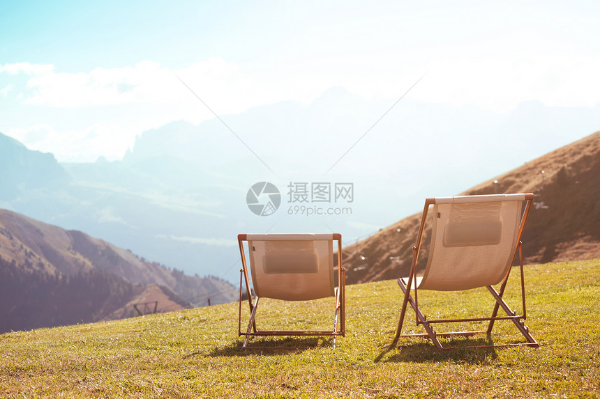 山上两把椅子放轻松散开意大利图片