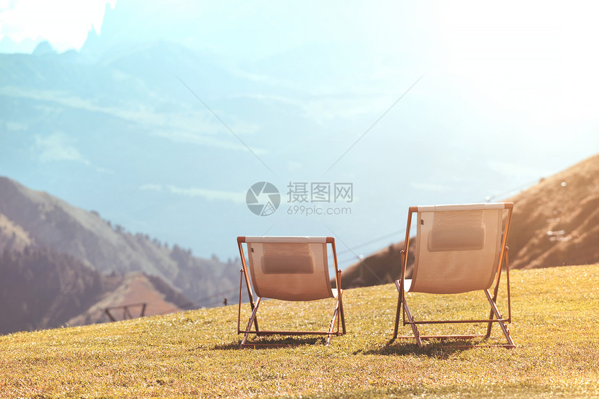 山上两把椅子放轻松散开意大利图片