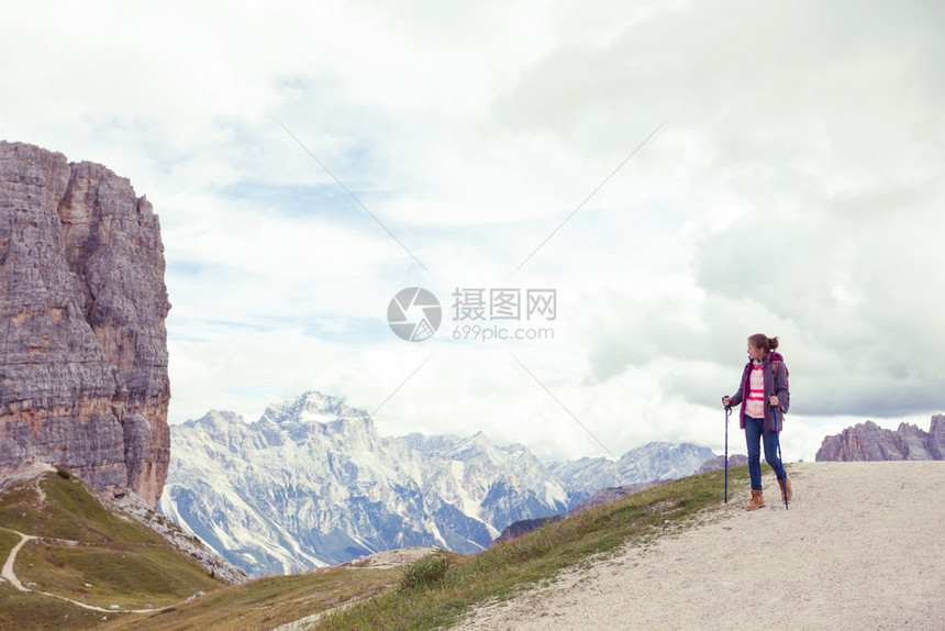 在山上登的少女远足者意大利人图片