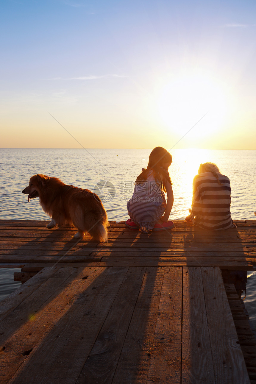 日落时在码头有两个小女孩乌拉尼海面的风景图片