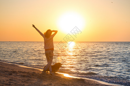 帕基里海滩和海边的一条狗在起女孩阿佐夫海的乌拉尼群岛风景背景