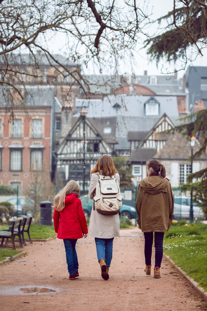 幸福母亲和女儿在法国城市罗弗朗特法国郎周围行走图片