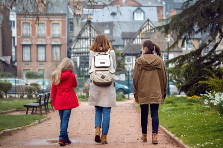 幸福母亲和女儿在法国城市罗弗朗特法国郎周围行走图片