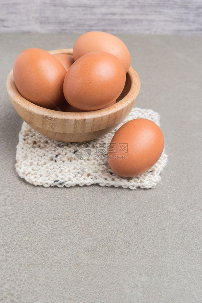 木碗里的鸡蛋图片