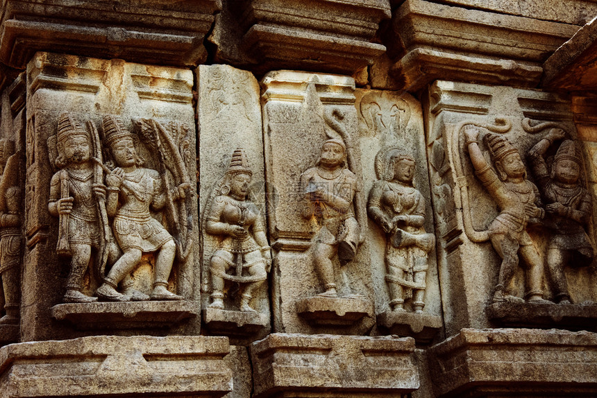 拉马亚纳雕刻物古寺马哈拉施特大坝背面水上的古寺庙乌亚尼大坝背面水上的古寺图片