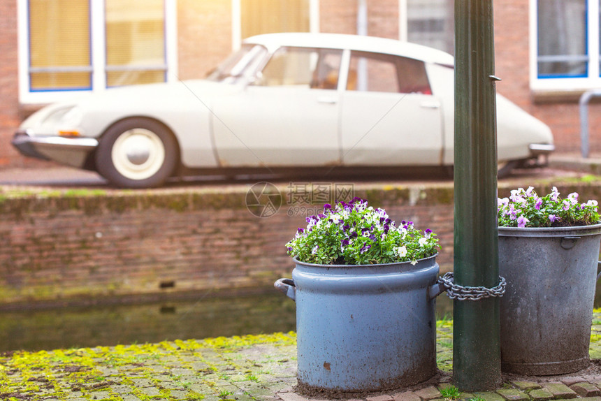 美丽的街道和古老汽车在著名城市阿姆斯特丹内地图片