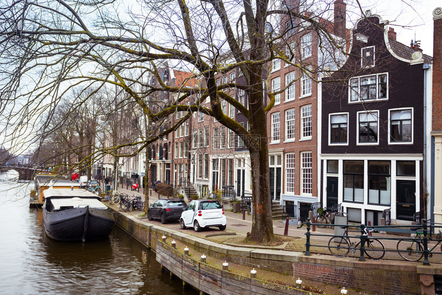 在著名的阿姆斯特丹市内黑地的美丽街道桥梁和通图片