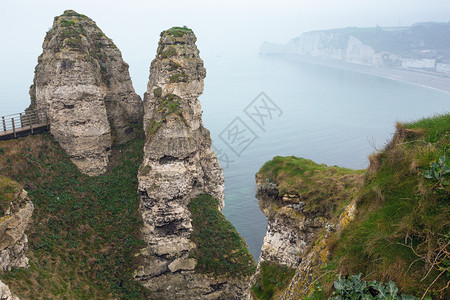 在阴云的一天古典悬崖上美丽的风景高清图片