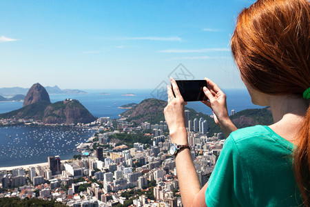 观光女游客用智能手机brazil拍摄一张照片图片