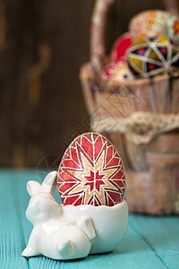 陶瓷兔子装饰和彩色鸡蛋图片