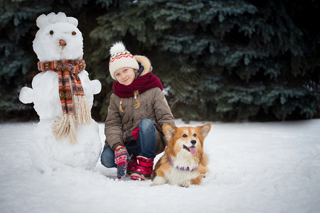 雪人美丽的金发女孩和狗狗图片