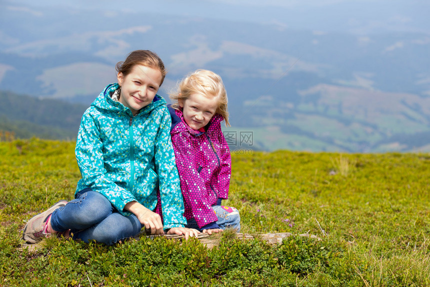 旅游女孩和山景图片