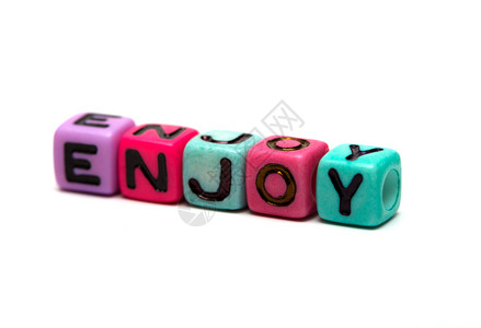 喜欢用多色子玩具立方体用字母制成的单词图片