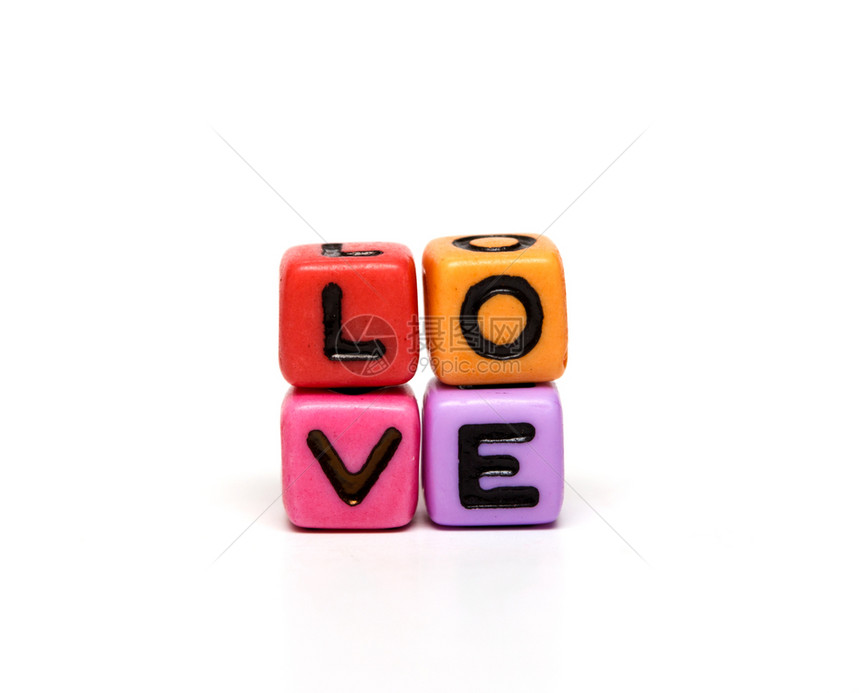 爱的字词来自多色子玩具带有字母图片