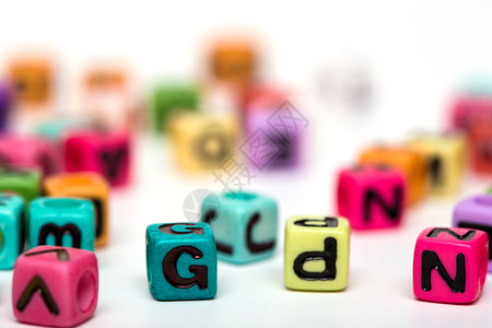 字母表白色背景上字母的多彩子玩具立方体背景