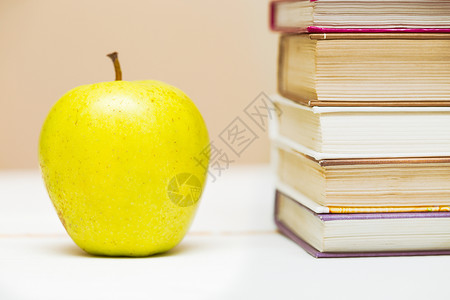 书本堆叠和苹果关闭图片
