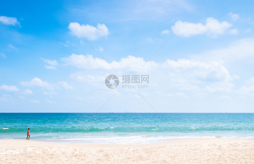欧洲游客在清蓝天空的白沙滩上观光图片