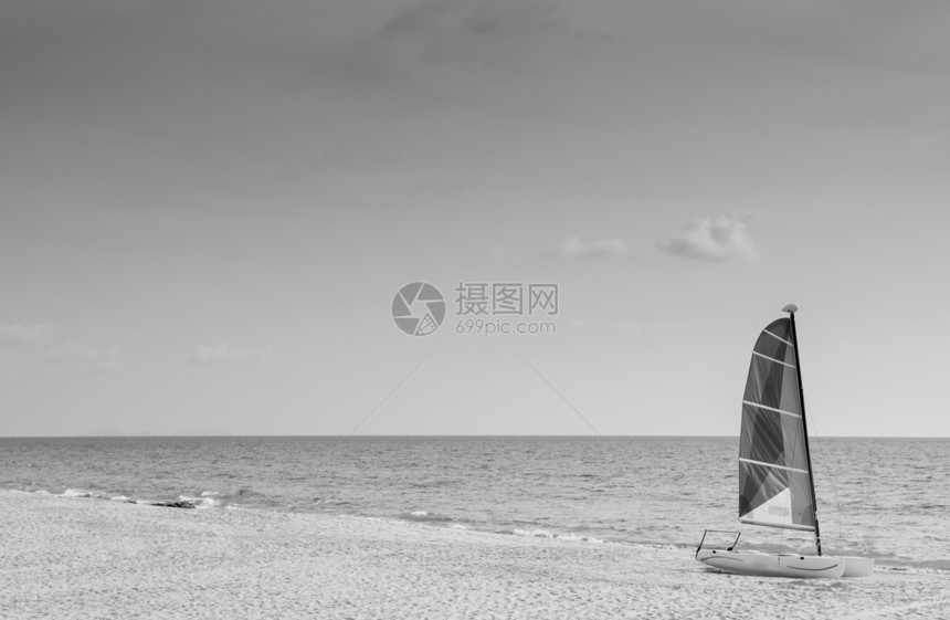 夏天在巴肯提昂海滩乘帆船与太阳对抗空晴的港兰塔卡拉比泰兰黑白图像图片