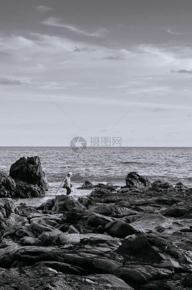 2014年5月日14年月20日科曼塔兰克拉比泰兰当地渔民晚上在纽伊海滩用竹竿钓鱼图片
