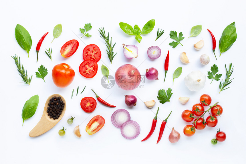 各种新鲜蔬菜和白色背景的草药健康饮食概念图片