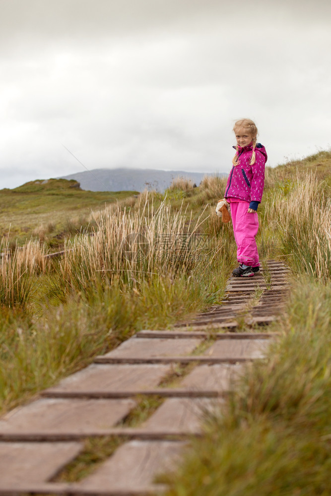 小女孩在诺维吉亚山的足迹上行走图片