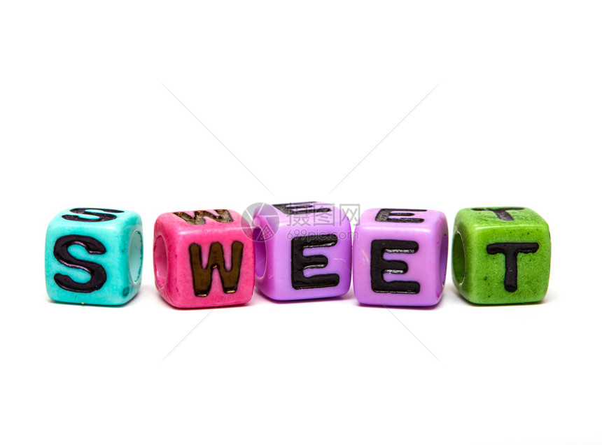 甜的字词由多色子玩具立方体和字母制成图片