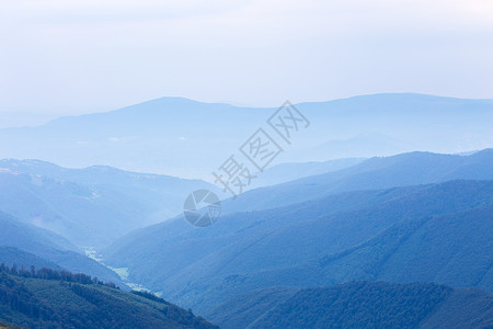 卡尔帕蒂亚山脉的蓝森林丘高清图片