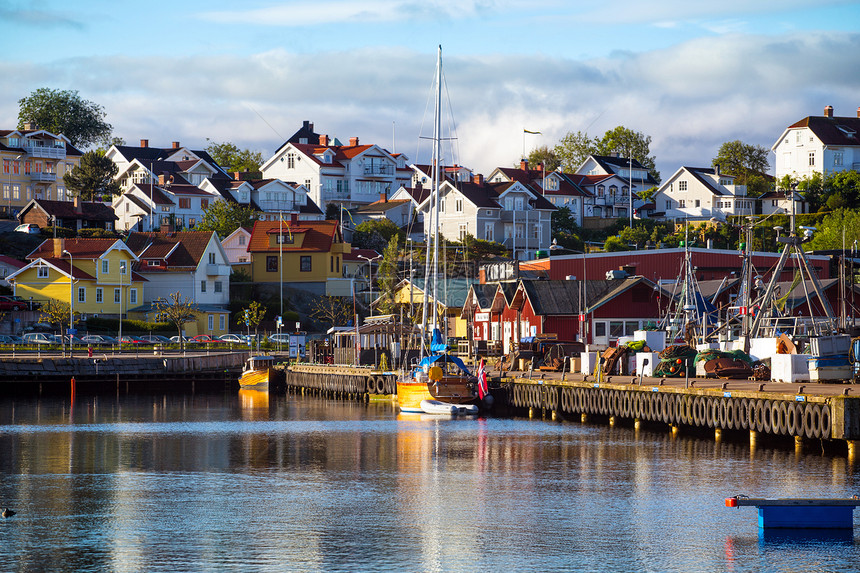 在一个小的瑞典镇上朝天的房屋和舰船图片
