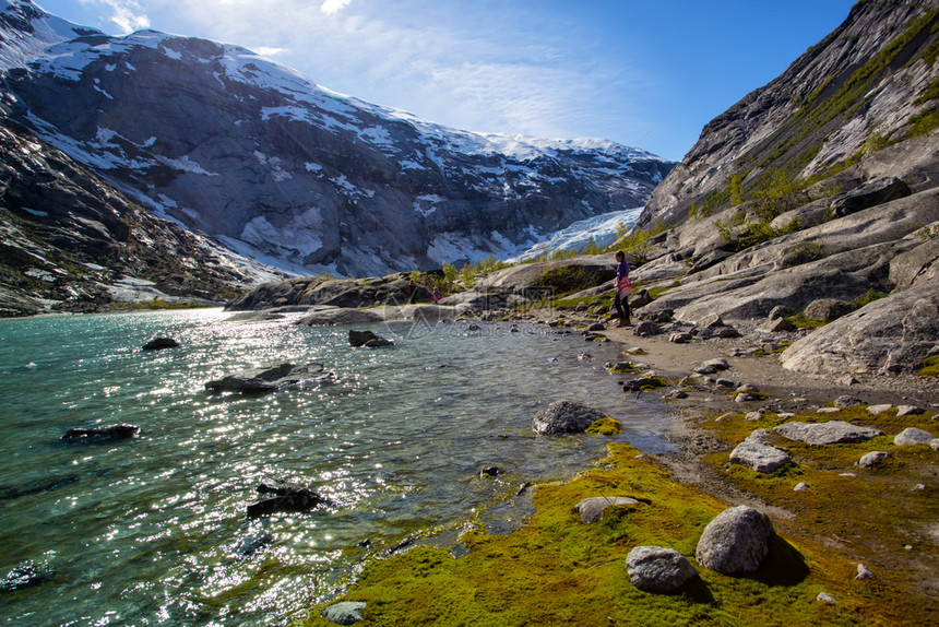 姐妹们在湖上漫步与山峰和冰川尼加德斯布林在背景图片
