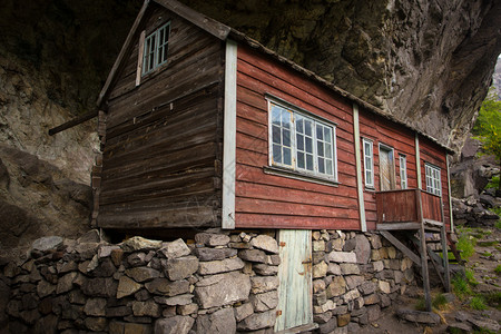 两座古老的定居点位于岩石下HelrnJosigfjord斯塔万格南北图片