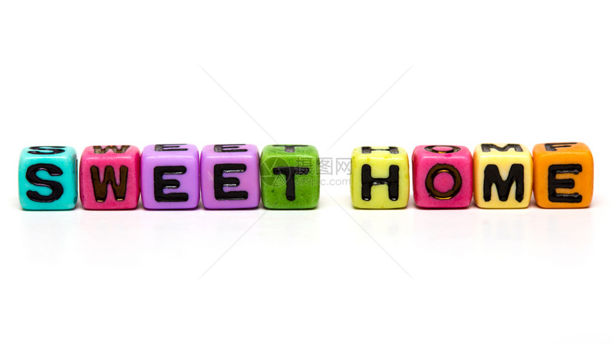 swethom单词由多彩的小孩玩具立方体用字母制成图片