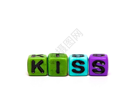 亲吻词由带字母的多色子玩具立方体制成图片