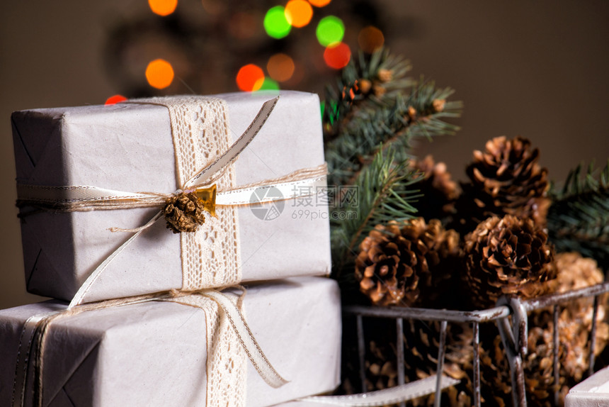 圣诞背景礼物和圣诞装饰木制背景图片