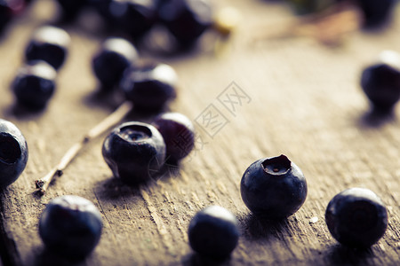 蓝莓放在木制桌子上紧闭图片
