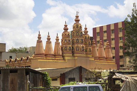 卡帕莱什瓦拉hindu寺庙之夜或塔台其背景是建筑物和天空平原寺庙之夜或塔台平原背景