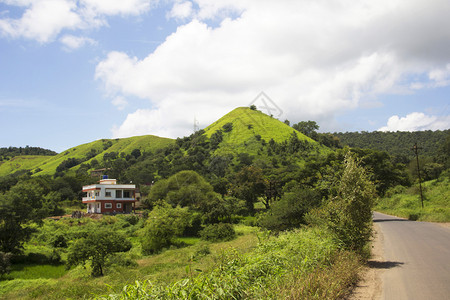 乡村道路风景和房子图片