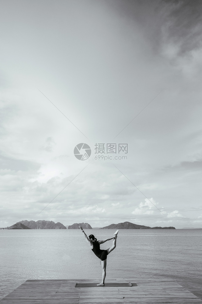 2014年可能公里克拉比泰兰夏天的晴朗空日在海边的木头码做瑜伽姿势的亚洲妇女图片