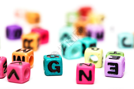 多色子玩具立方体堆积白上有字母图片