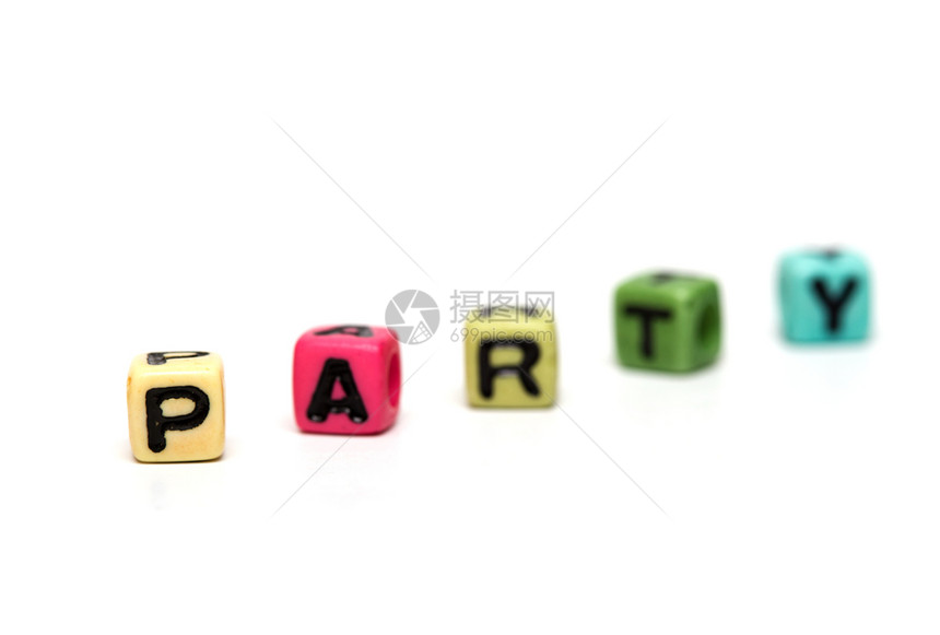 由带有字母的多色子玩具立方体生成的单词图片