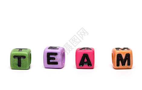 由带有字母的多色子玩具立方体组成的单词图片