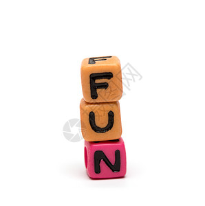 由多色子玩具立方体和字母制成的词图片
